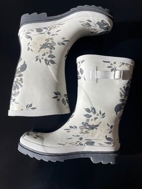 Journee Collection White Floral Rain Boots with Black Soles NWOT